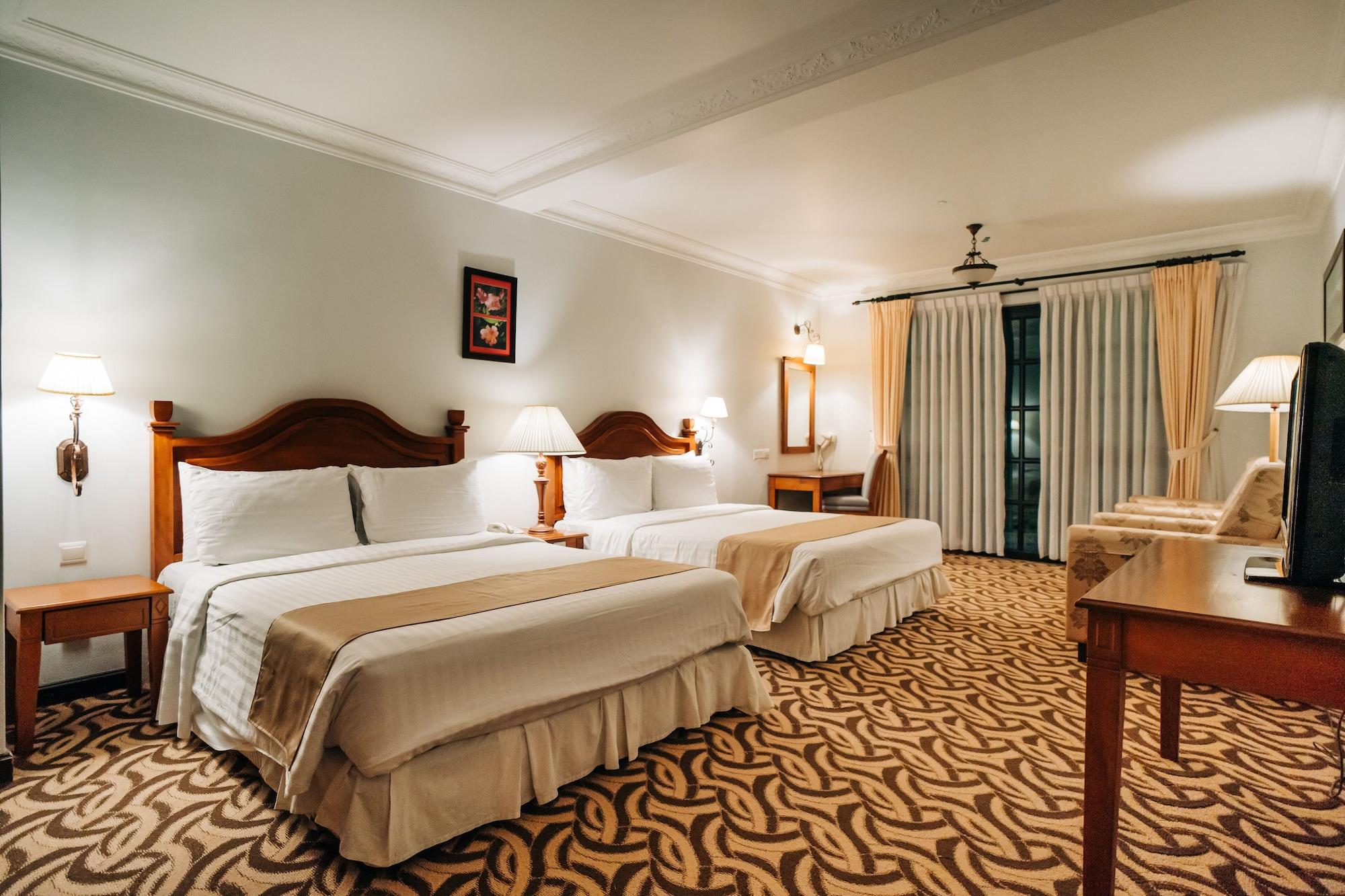 De' La Ferns, Hotel