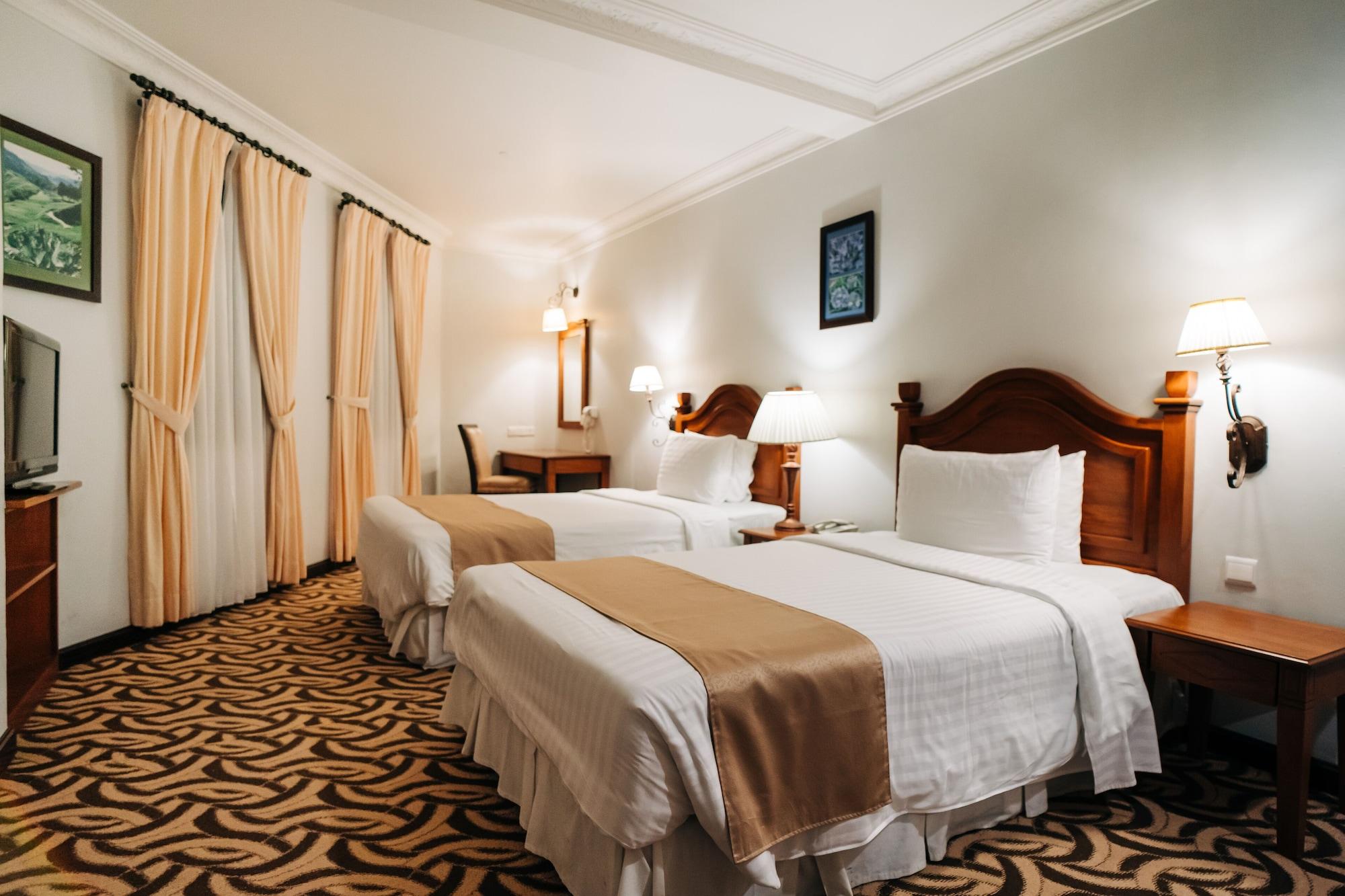 De' La Ferns, Hotel 4*