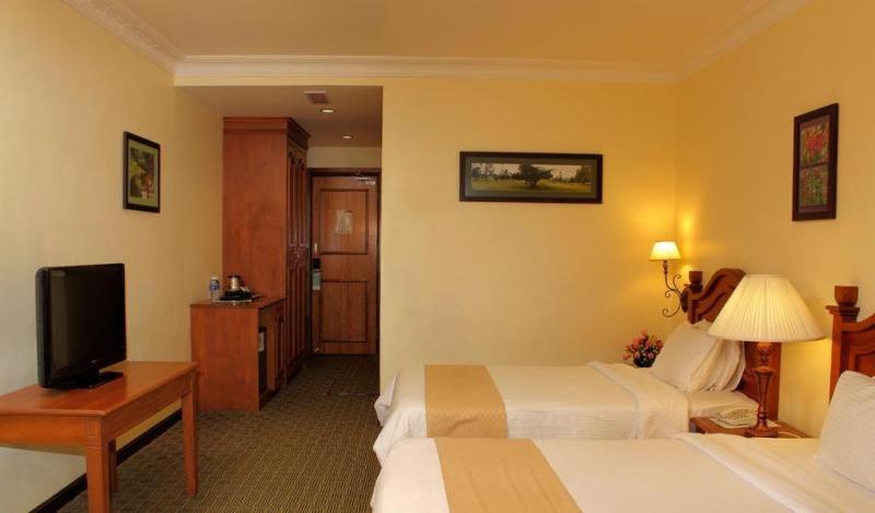 De' La Ferns, Hotel 4*